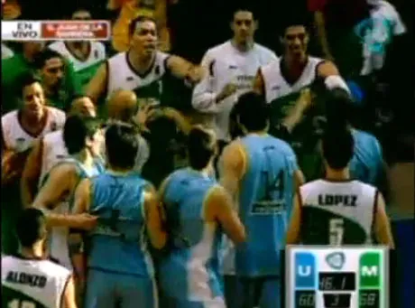 Zobacz, jak się biją koszykarze