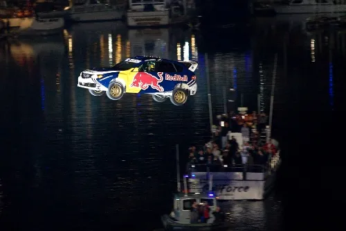 Zobacz szalony skok przez zatokę