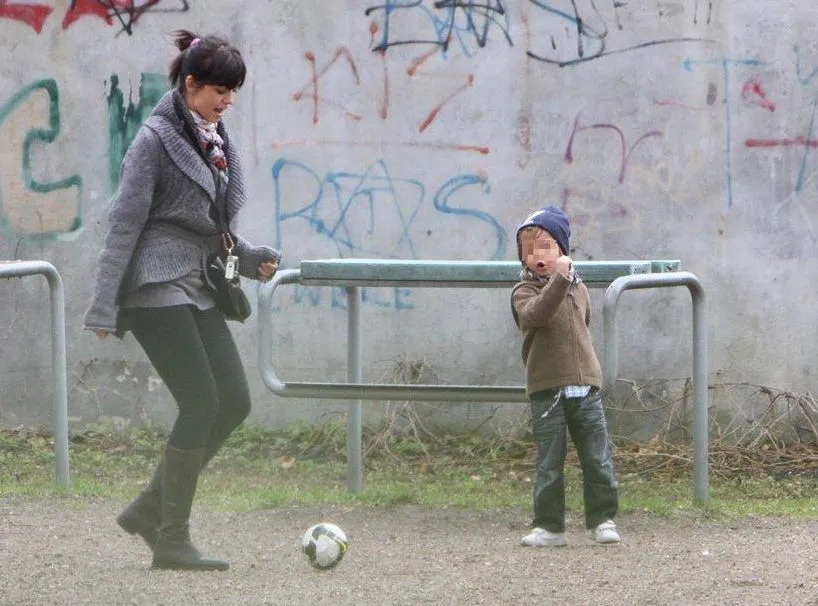 Ania Przybylska uczy syna grać w piłkę