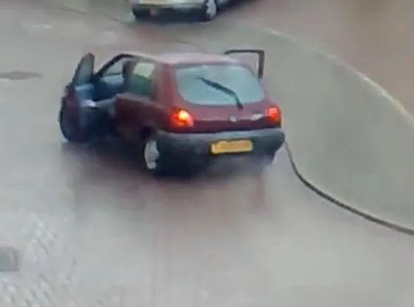 Auto zjechało po lodzie jak zabawka!