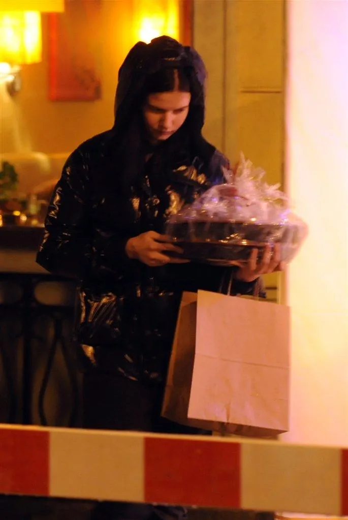 Karolina Malinowska kupuje sushi na wynos