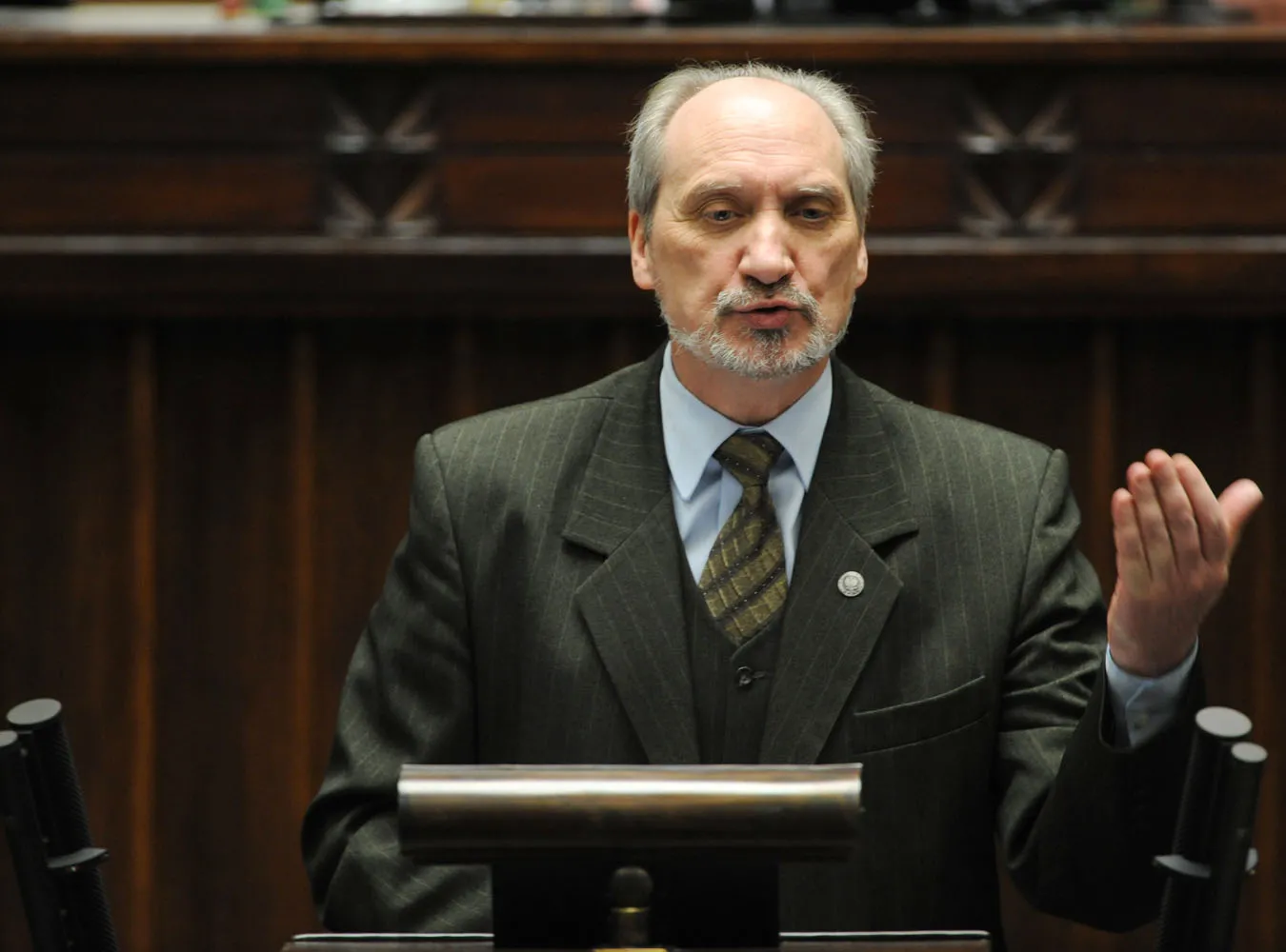 Macierewicz MON ujawnia dziennikarzom tajemnice