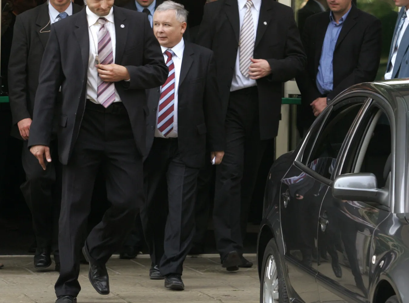 Minister spraw wewnętrznych Grzegorz Schetyna uznał, że były premier potrzebuje obstawy i przedłużył ochronę