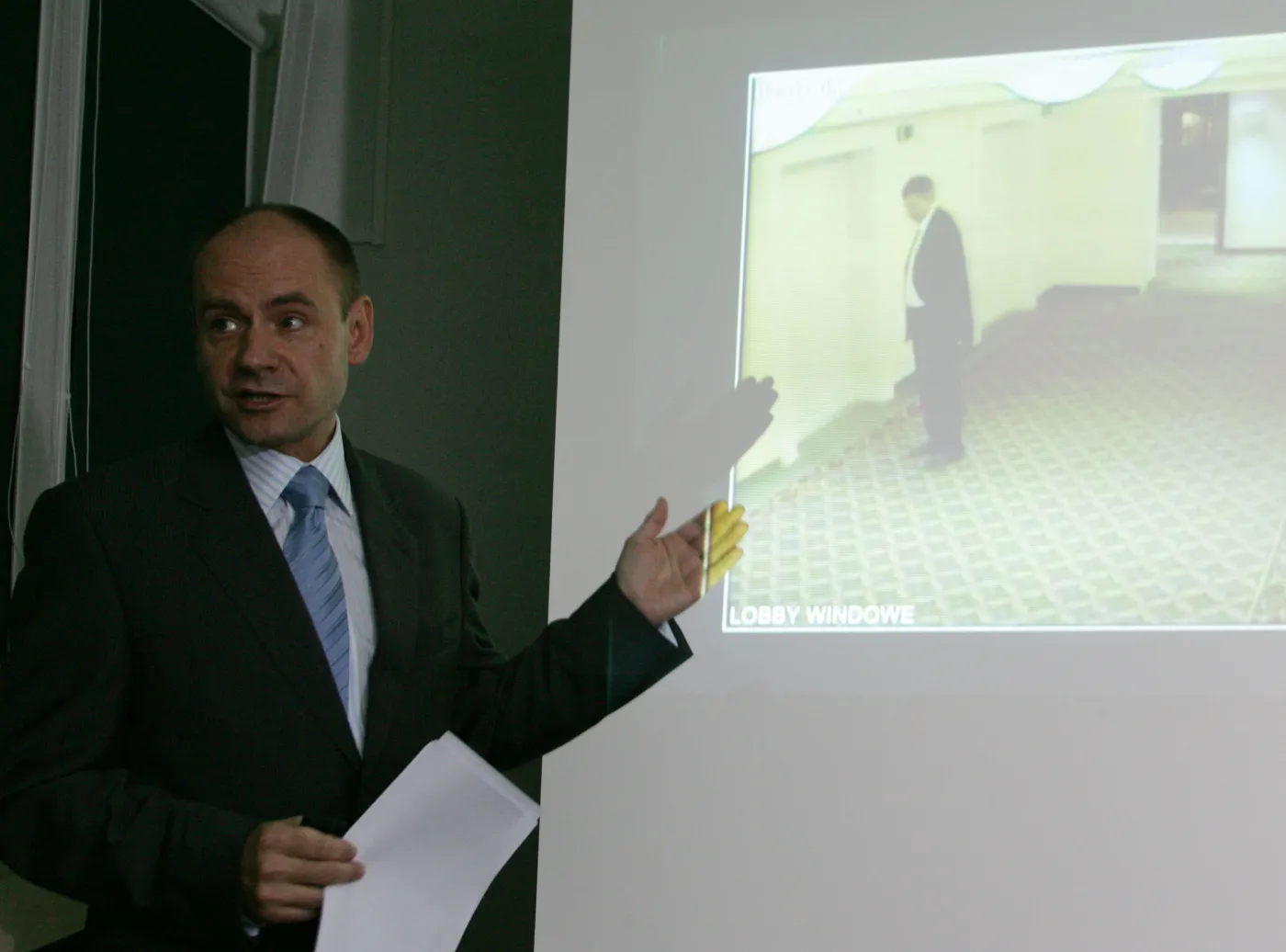 Prokurator Jerzy Engelking nie bedzie odpowiadał karnie za pokazanie podczas konferencji prasowej, jak Janusz Kaczmarek błąkał się po  hotelu Marriott