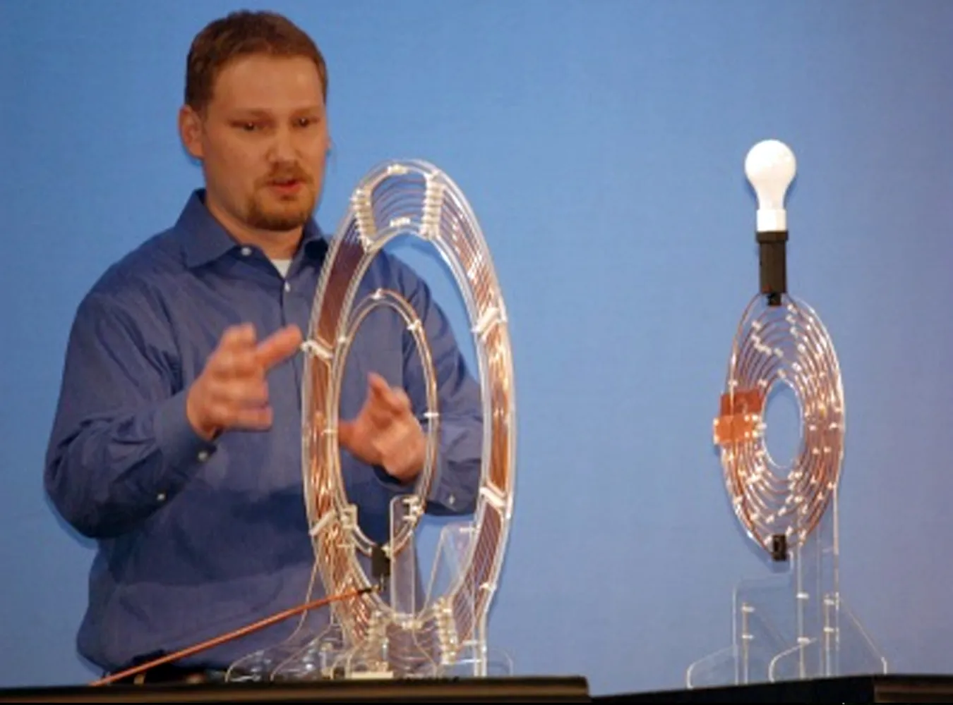 Intel śle prąd bez kabla. Nie zna Tesli?