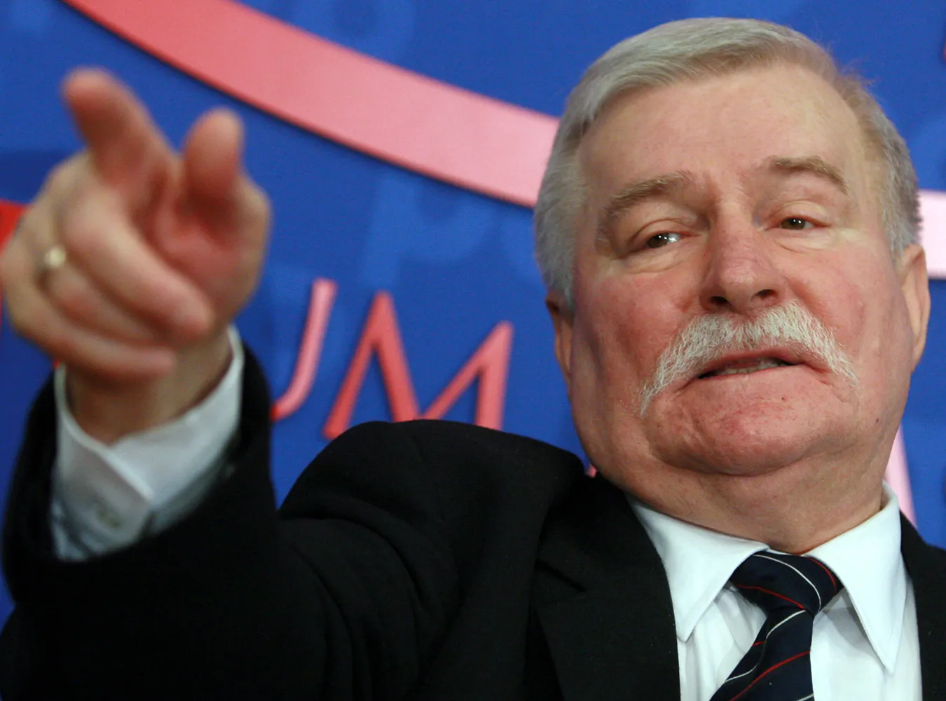 Wałęsa Książka to paszkwil, dlatego szukam prawnika