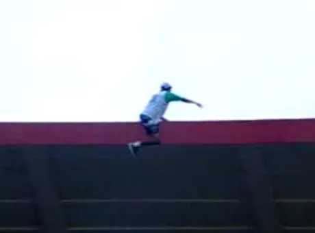 Kibic chciał się zabić na stadionie