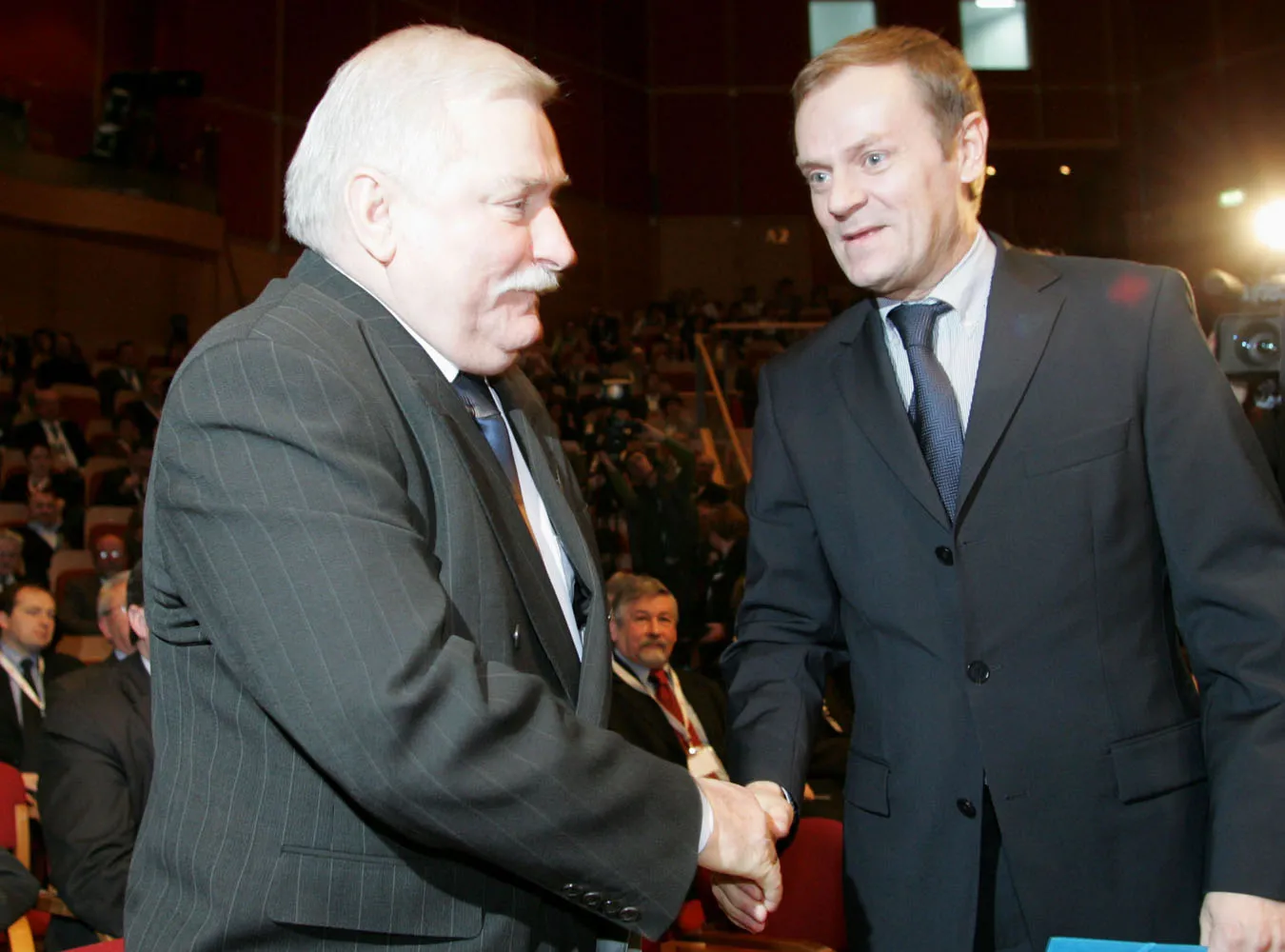 Polacy: Tusk i Wałęsa to mężowie stanu