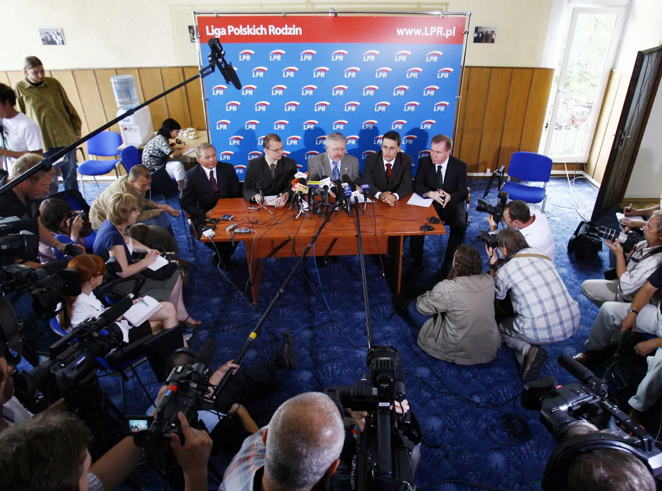 LPR przekroczyła w sondażu wyborczy próg