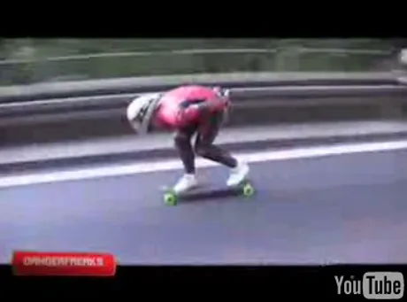 Niemiecka policja ściga szalonego deskorolkowca