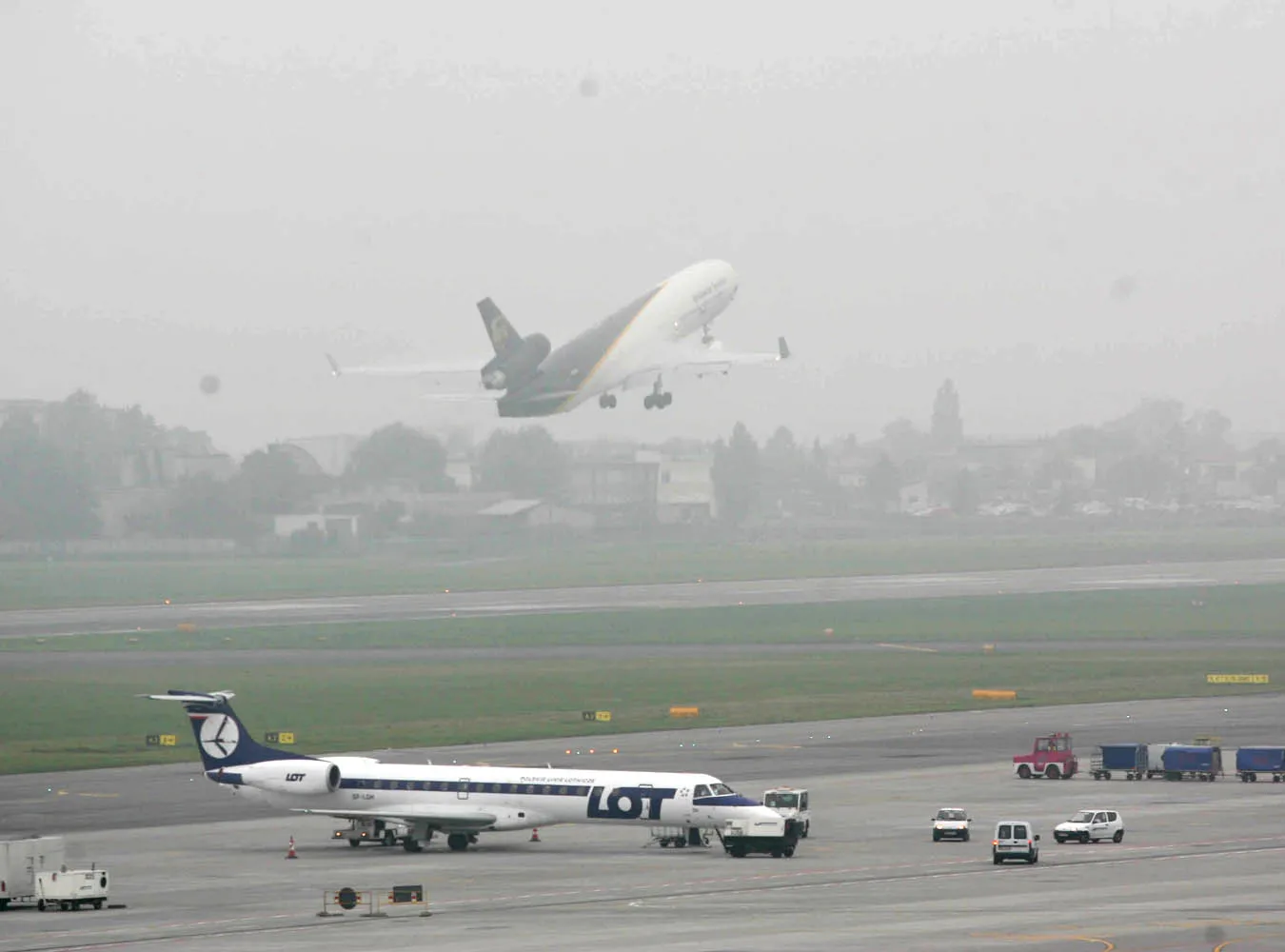 Mgła sparaliżowała polskie lotniska