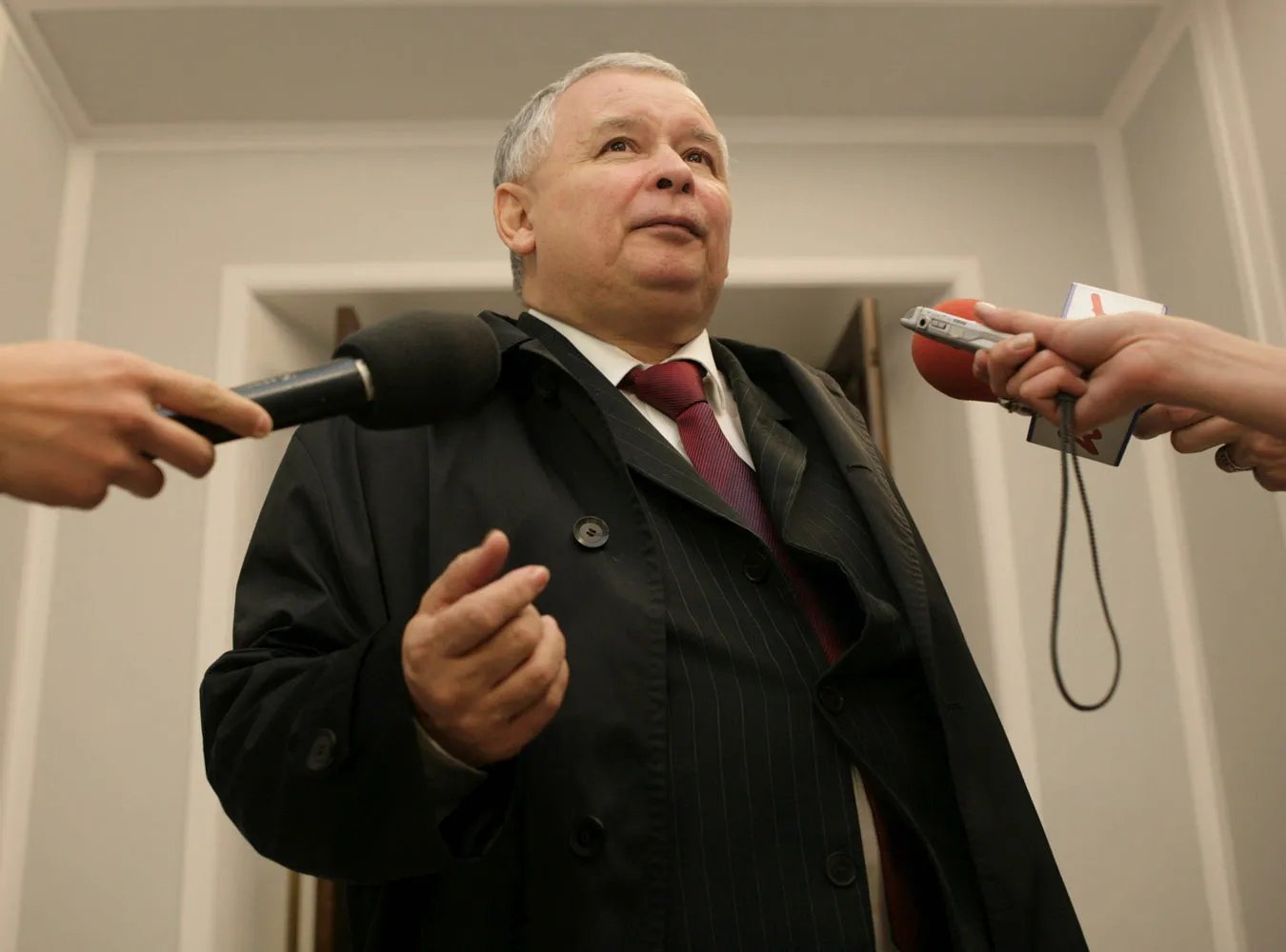 Prezes PiS: Rząd podważa konstytucję