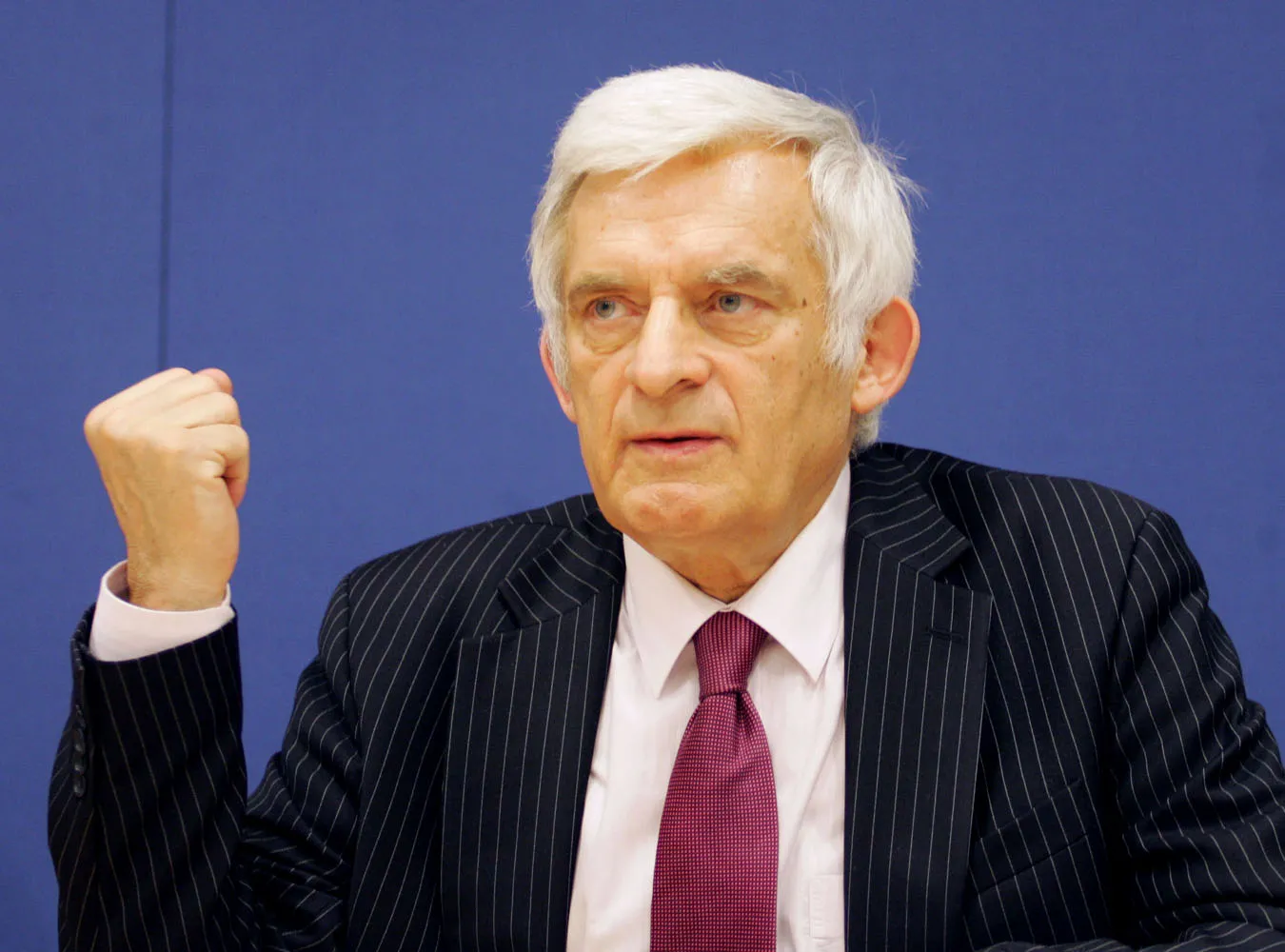 Sikorski przegrał. Buzek walczy dalej