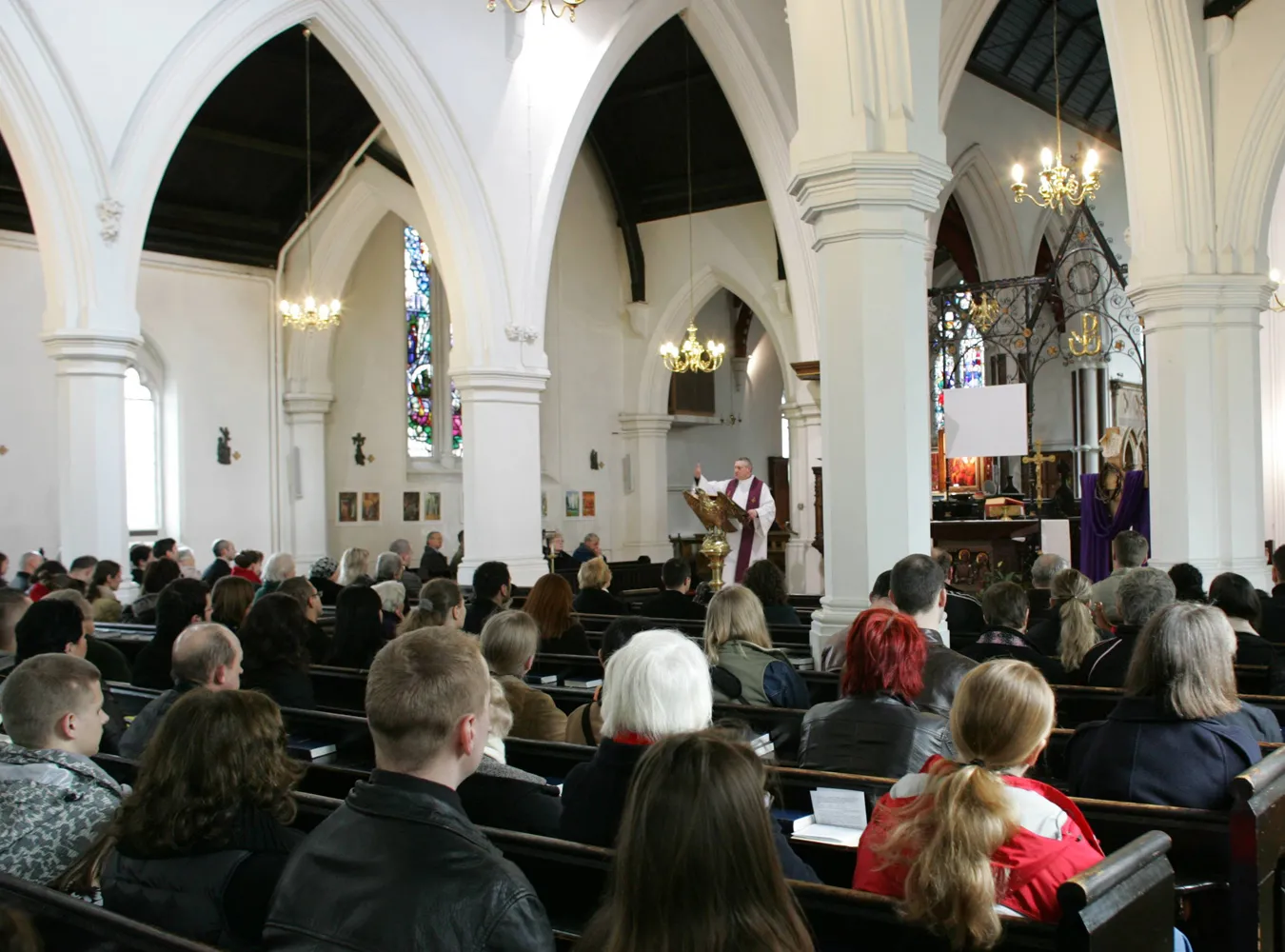 Mniej Polaków chodzi do kościoła