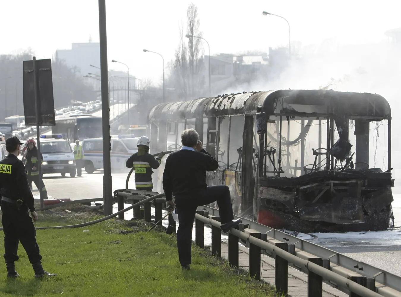 Autobus pełen ludzi stanął w ogniu