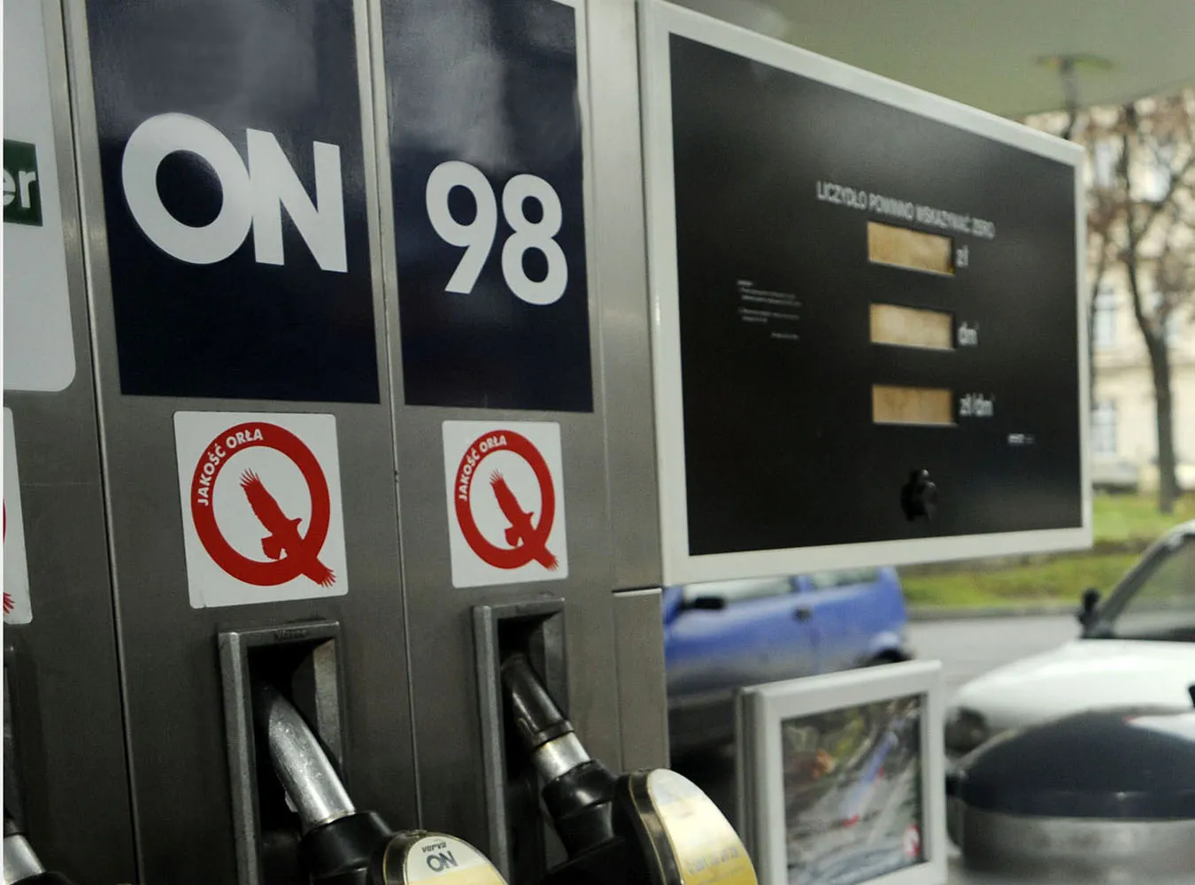 Benzyna zdroższeje, bo rząd robi zapasy?