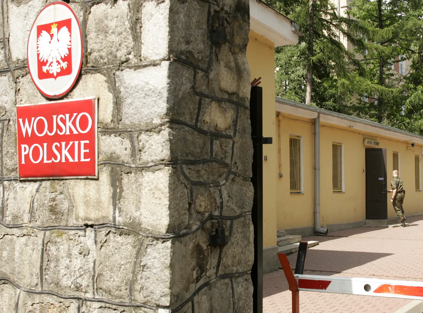 Ukradli żołnierzom koparkę i wywrotkę