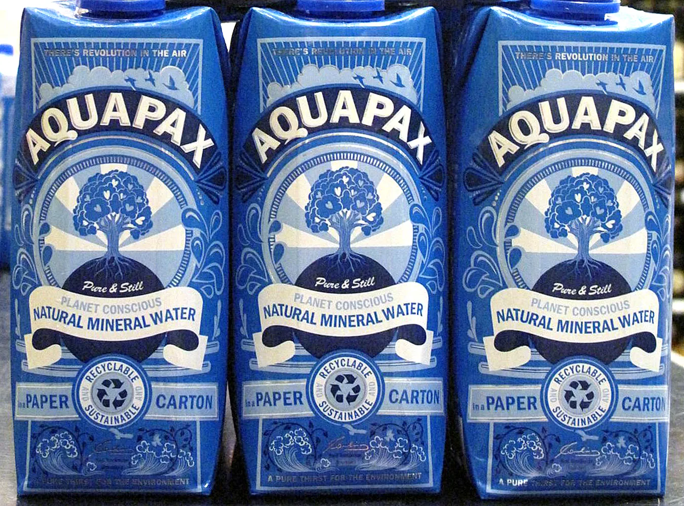 W Paryżu pije się wodę z kartonu