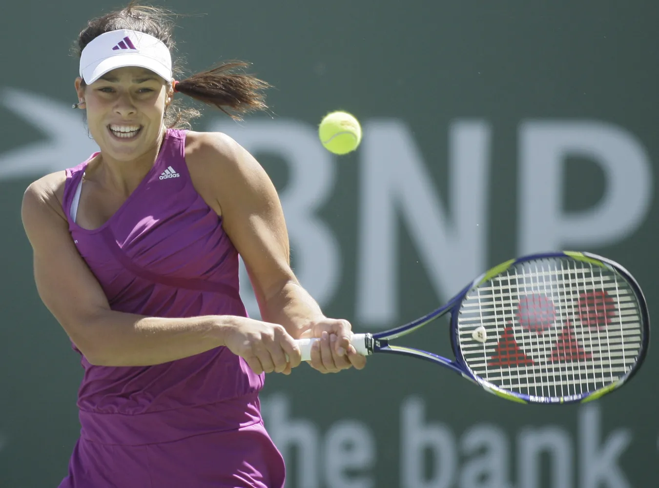 Piękna Ana pomaga dzieciom