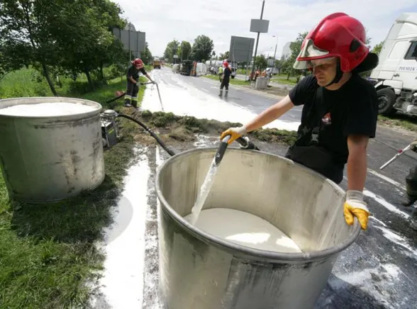 Zmywają śmietanę płynem do naczyń. Z ulicy