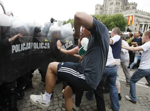 Kibole walczyli z policją w Warszawie