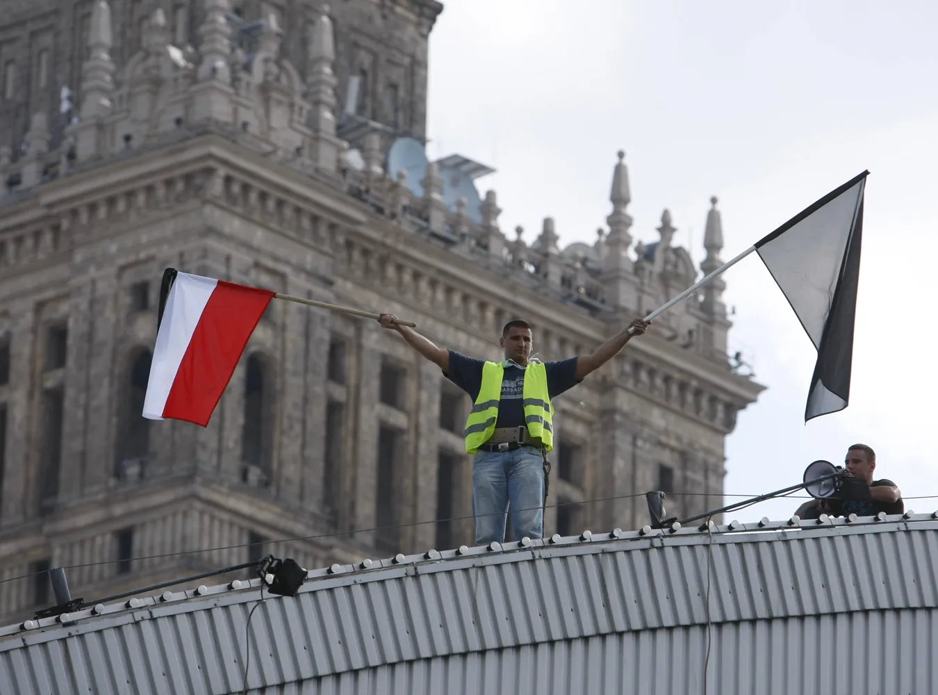 Kupcy spacyfikowani, politycy walczą dalej