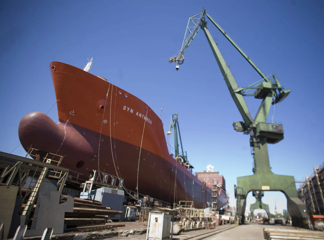 Inwestor się waha. Nikt nie chce statków