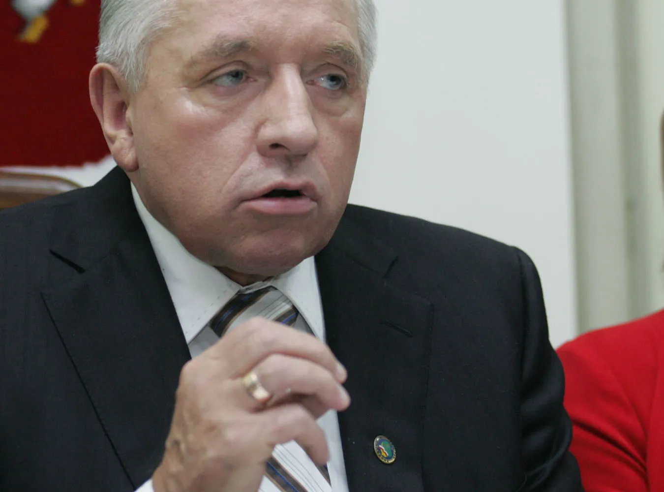 Lepper obnosi się pokazując dużą obrączkę