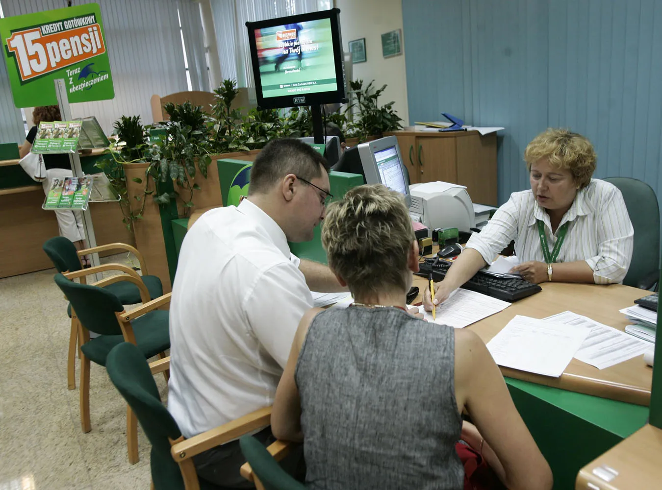 Płacisz rachunki w okienku? Bank cię złupi