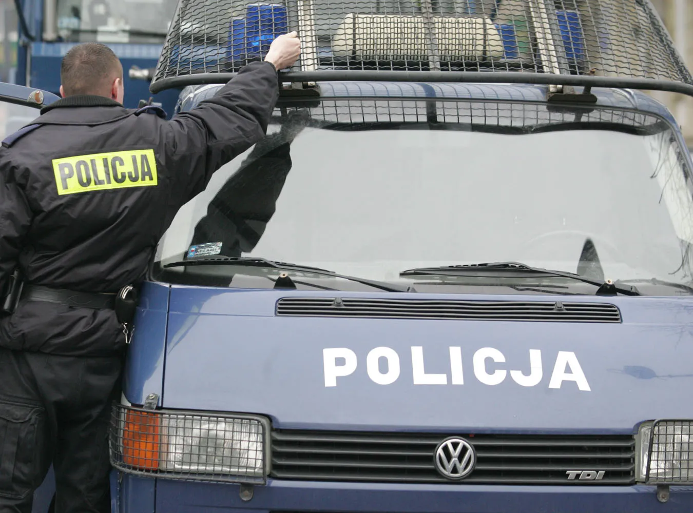 Policjanci odbierają chleb taksówkarzom