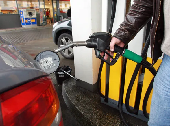 Dolar traci, więc benzyna będzie po 4.50