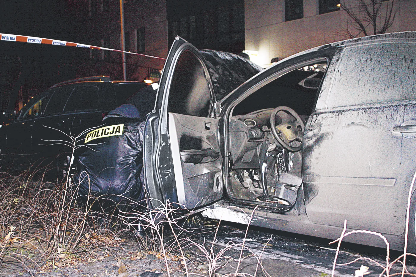 Spalony samochod Julii Pitery na warszawskim mokotowie Warszawa 01-12-2007