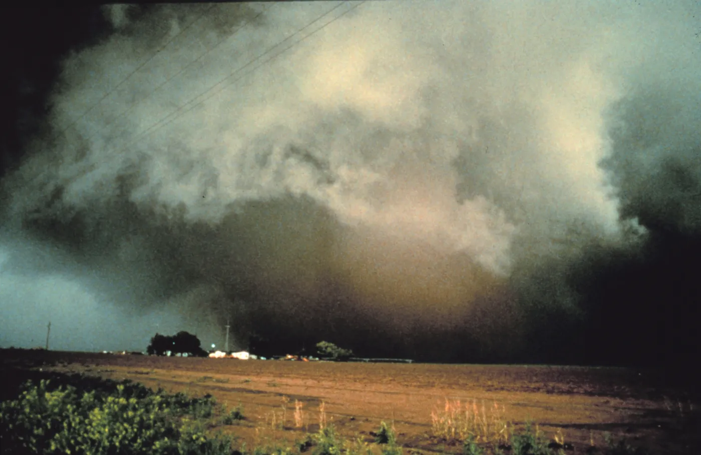 fr_tornado4_115001a_417115.jpg