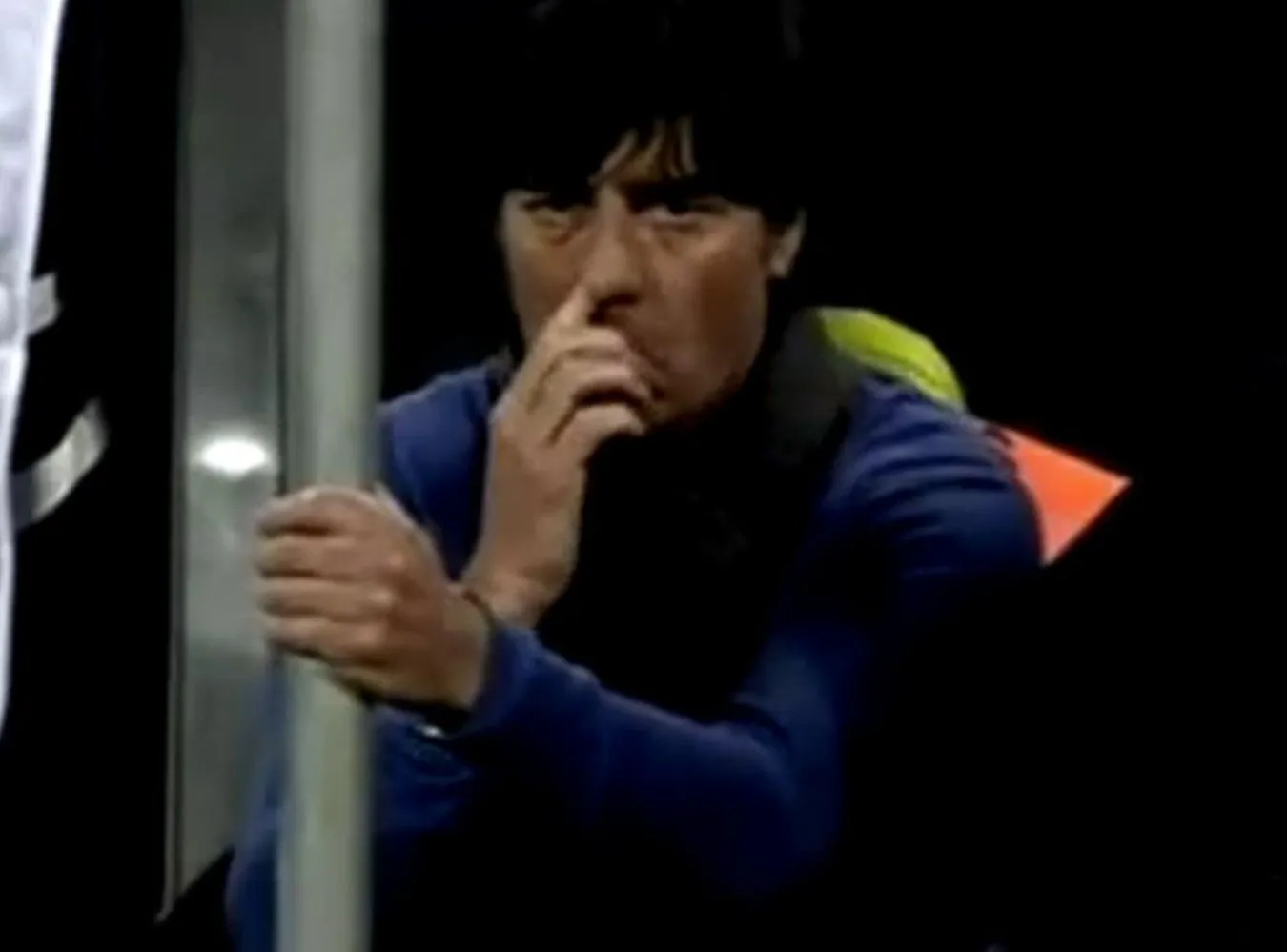 Trener Niemców dłubał w nosie. To hit!