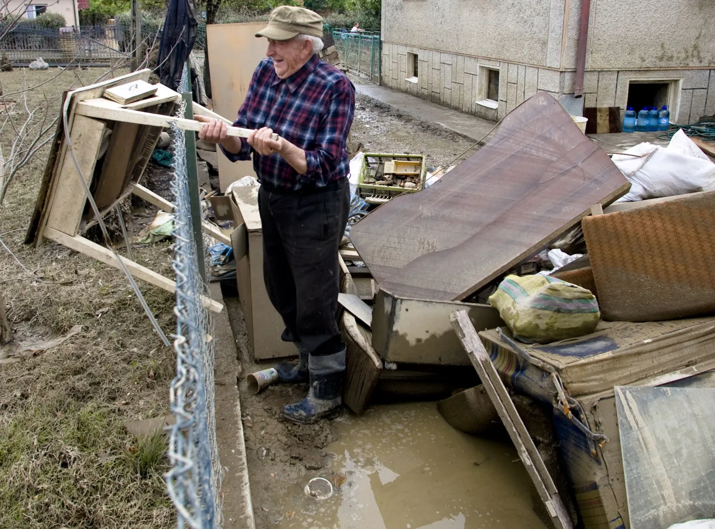 Jan Niedziela sprząta swoje zniszczone przez powódź gospodarstwo we wsi Wilków woj. lubelskie