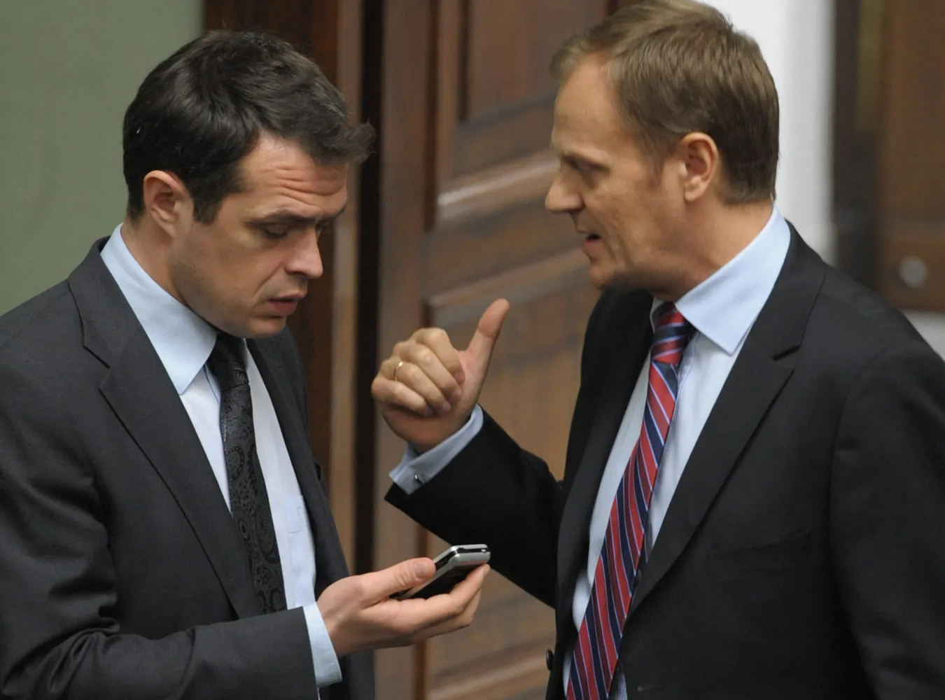 Co szepcze Nowak do ucha premiera