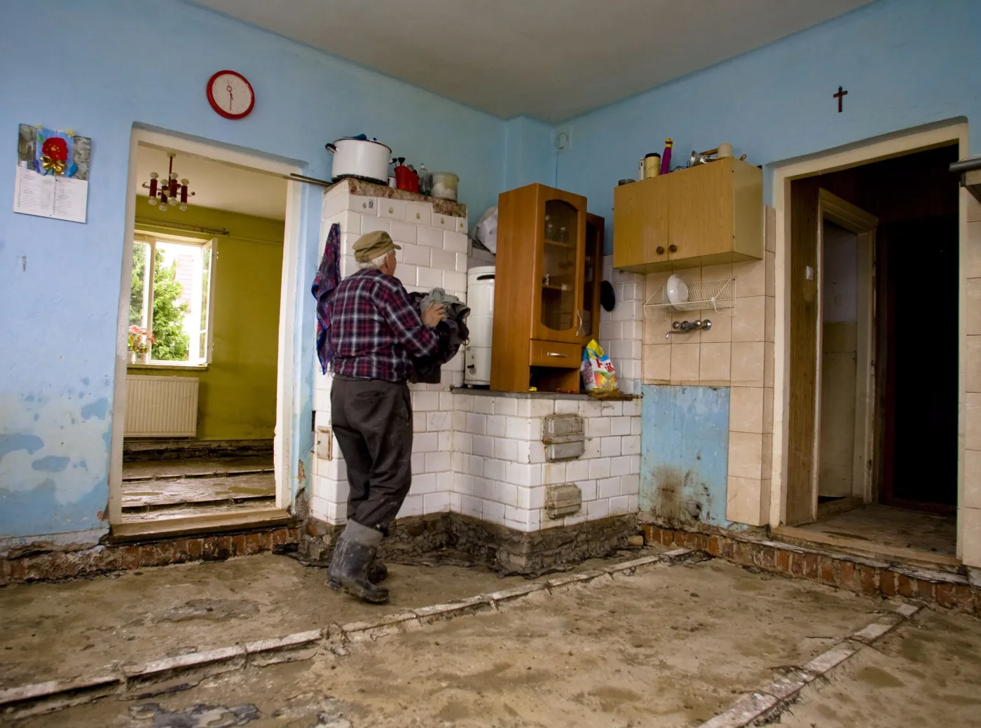 Jan Niedziela sprząta swój zniszczony przez powódź dom we wsi Wilków woj. lubelskie