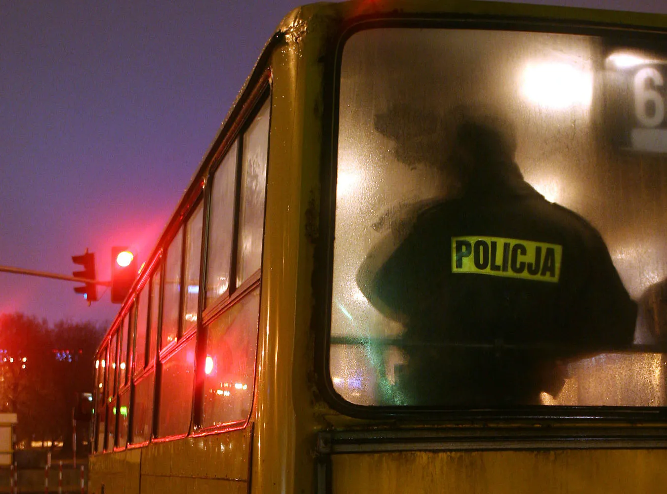 Pasażer pogryzł pasażera w nocnym autobusie