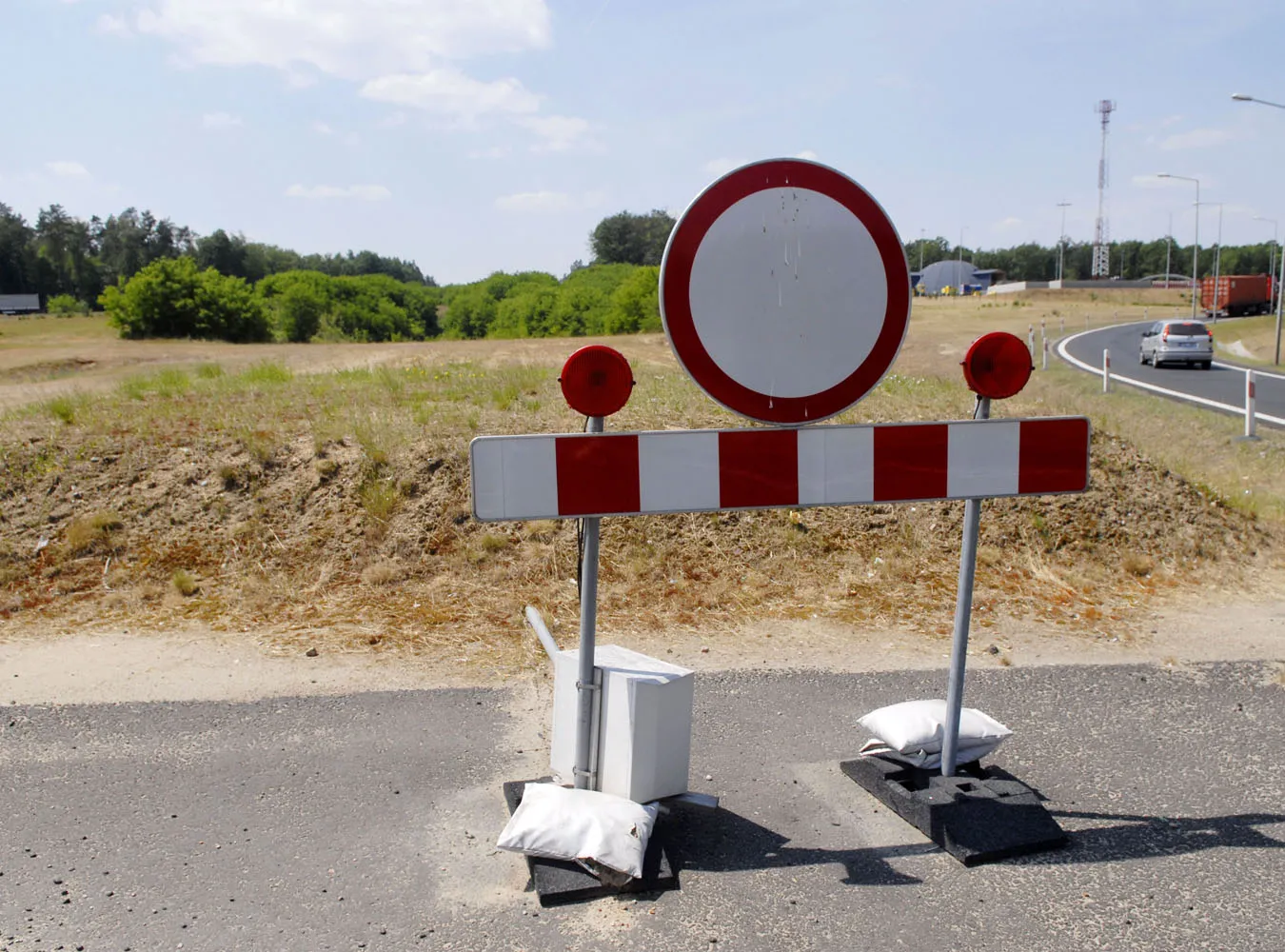 Rodzina biskupa wstrzymuje autostradę