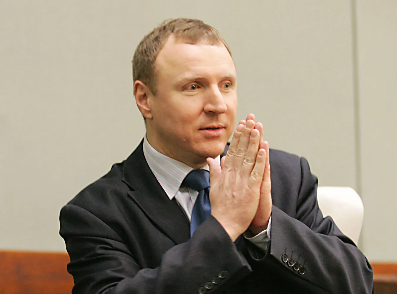 "Car z metropolii przyjechał, kolonia ściele dywany"