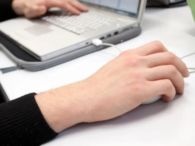 Brytyjski premier ostrzega: Haktywiści atakują!