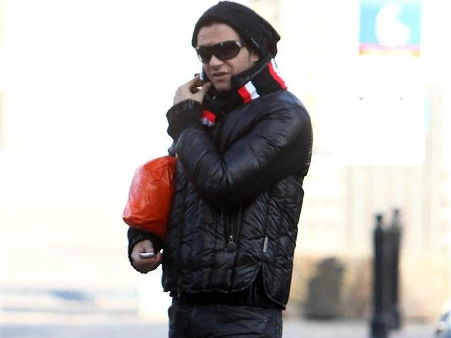 Radosław Majdan w białych kozaczkach