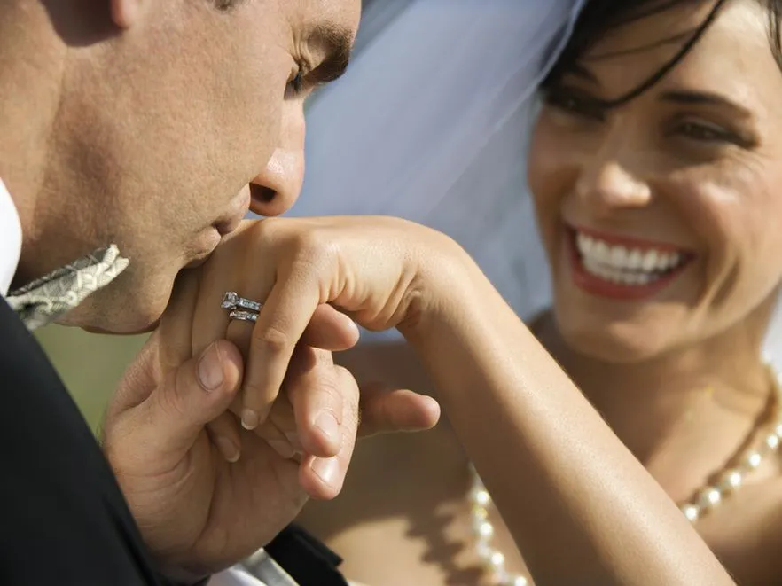 Jak całować? Podpowie ci… savoir vivre