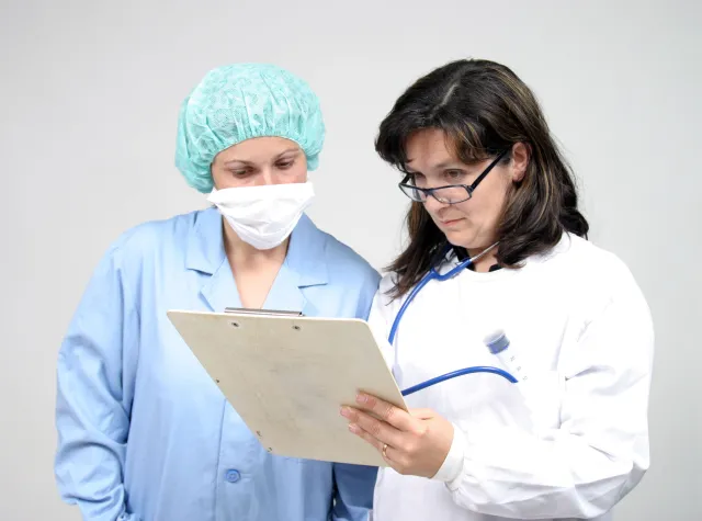 Resort zdrowia uspokaja kibiców: nie zagraża im w Polsce wścieklizna czy odra