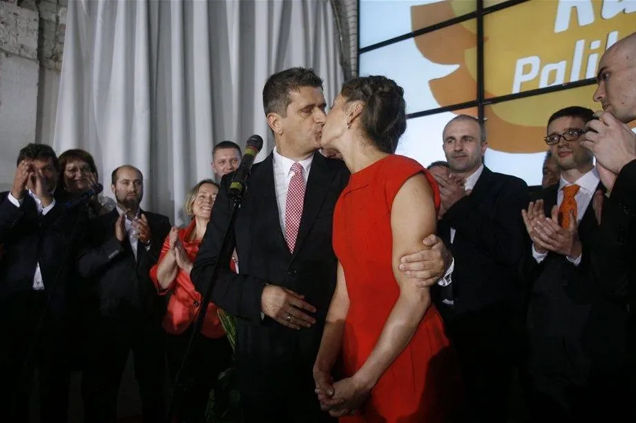 Palikot całuje żonę