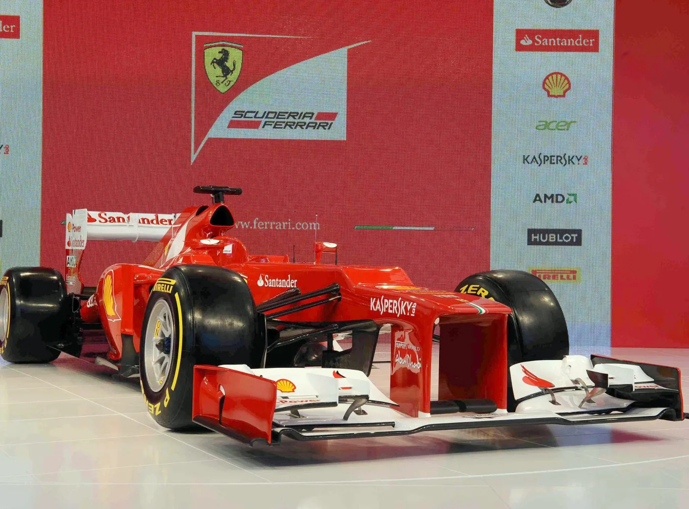 3048492-nowy-bolid-ferrari.jpg