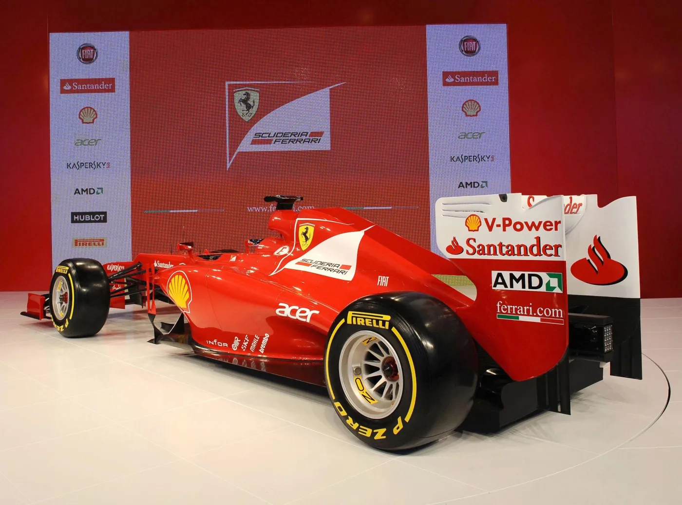 3048573-nowy-bolid-ferrari.jpg
