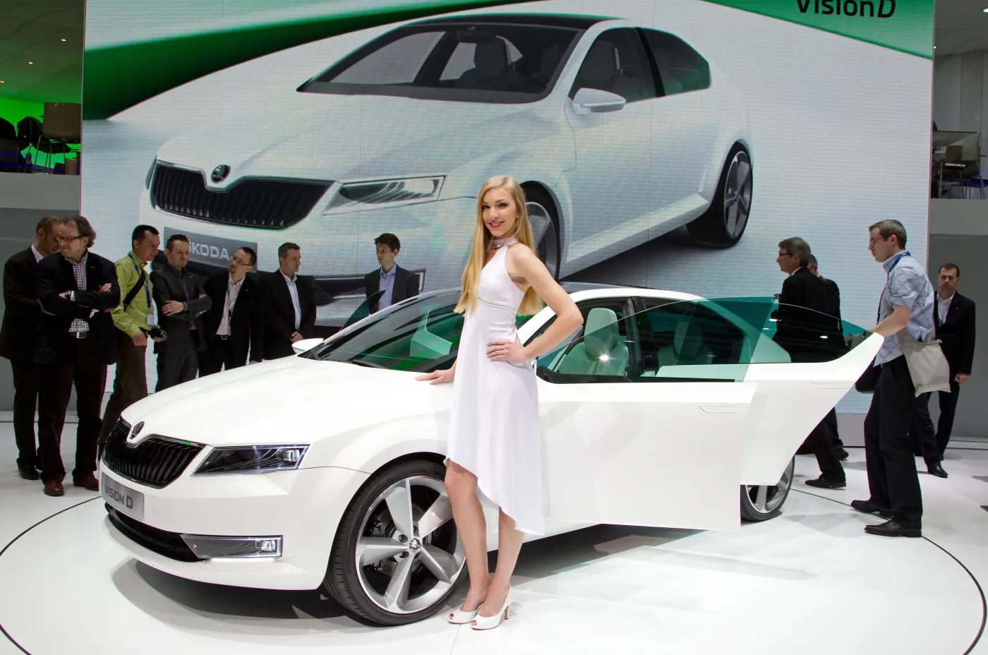 2451646-geneva-motor-show-2011-model-koncepcyjny-visiond-main.jpg