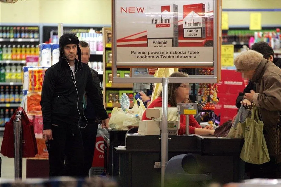 Nergal zobaczył fotografa i pokazał...