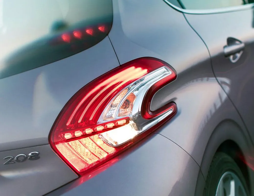 2678155-2012-peugeot-208-15.jpg
